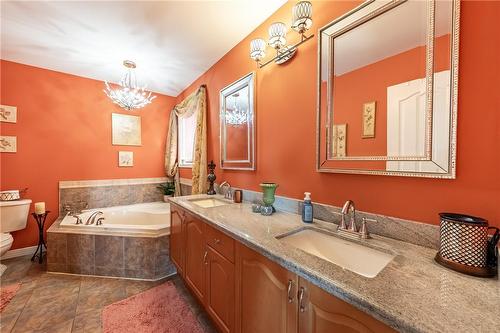 25 Richdale Drive, Hamilton, ON - Indoor Photo Showing Bathroom