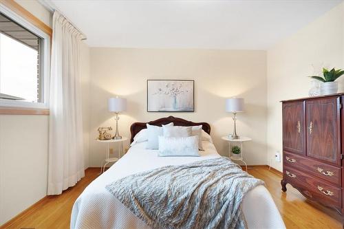 86 Markson Crescent, Hamilton, ON - Indoor Photo Showing Bedroom