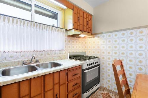 86 Markson Crescent, Hamilton, ON - Indoor Photo Showing Kitchen With Double Sink