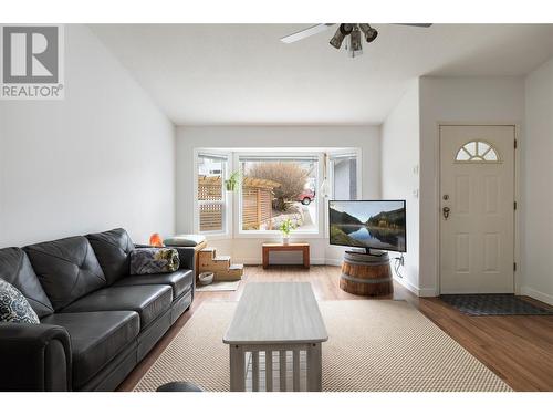 1051 11 Avenue, Vernon, BC - Indoor Photo Showing Living Room