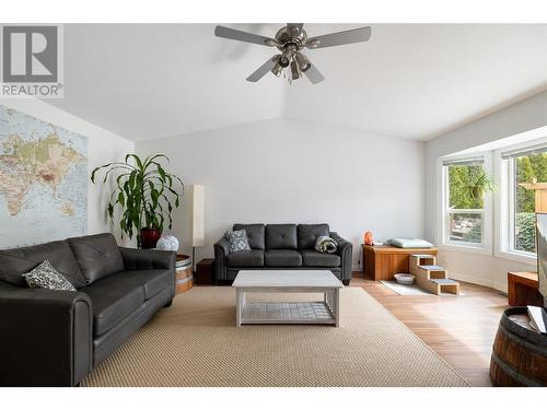 1051 11 Avenue, Vernon, BC - Indoor Photo Showing Living Room
