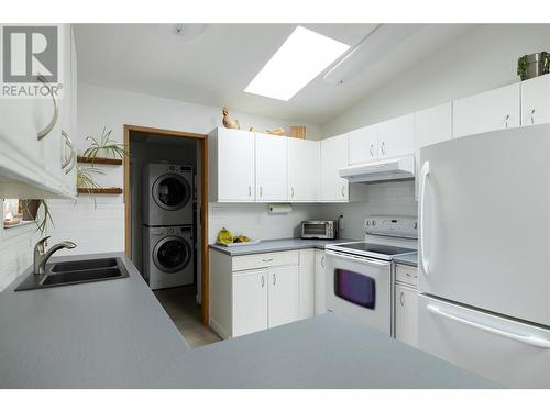 1051 11 Avenue, Vernon, BC - Indoor Photo Showing Kitchen With Double Sink