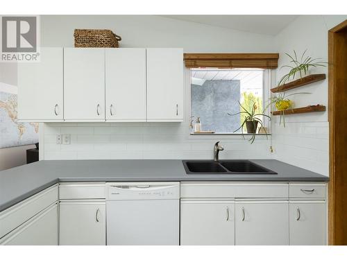 1051 11 Avenue, Vernon, BC - Indoor Photo Showing Kitchen With Double Sink