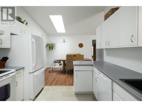 1051 11 Avenue, Vernon, BC - Indoor Photo Showing Kitchen