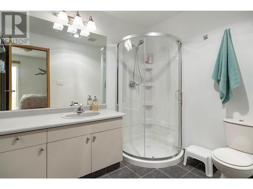 1051 11 Avenue, Vernon, BC - Indoor Photo Showing Bathroom