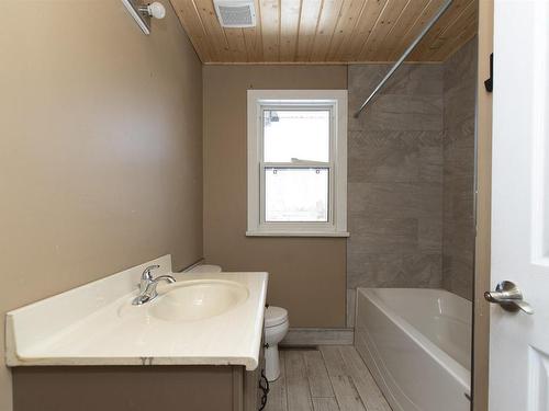 140 Algonquin Street S, Thunder Bay, ON - Indoor Photo Showing Bathroom