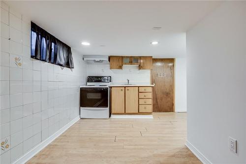 70 Rosemont Avenue|Unit #Lower, Hamilton, ON - Indoor Photo Showing Kitchen