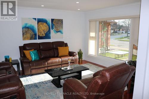 33 Conley Street, Vaughan, ON - Indoor Photo Showing Living Room