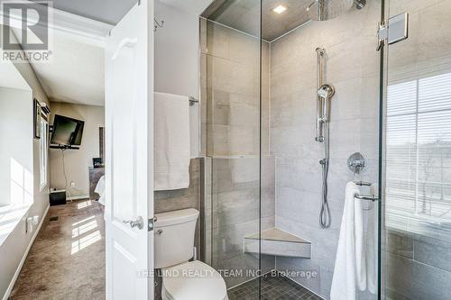 45 Sandlewood Crt, Aurora, ON - Indoor Photo Showing Bathroom