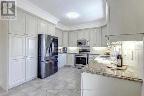 51 Princess Isabella Crt, Vaughan, ON - Indoor Photo Showing Kitchen With Upgraded Kitchen