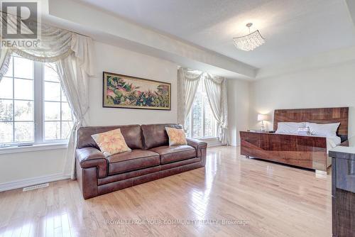 51 Princess Isabella Crt, Vaughan, ON - Indoor Photo Showing Living Room