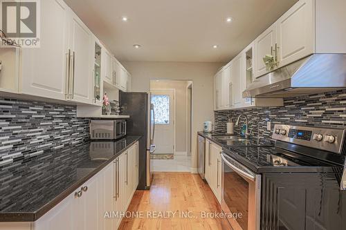 3370 Martins Pine Crescent, Mississauga, ON - Indoor Photo Showing Kitchen With Upgraded Kitchen