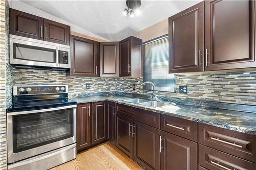 32 Alder Crescent, St Clements, MB - Indoor Photo Showing Kitchen With Double Sink With Upgraded Kitchen