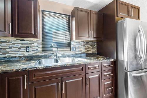 32 Alder Crescent, St Clements, MB - Indoor Photo Showing Kitchen With Double Sink