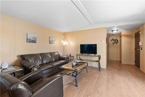 32 Alder Crescent, St Clements, MB - Indoor Photo Showing Living Room