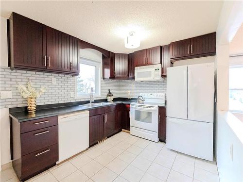 170 Dunits Drive, Winnipeg, MB - Indoor Photo Showing Kitchen