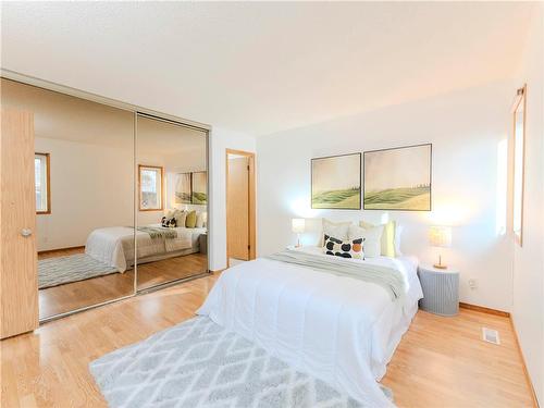 170 Dunits Drive, Winnipeg, MB - Indoor Photo Showing Bedroom