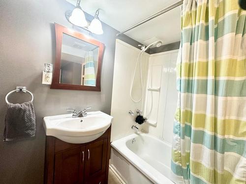 177 Nelson Street, Thunder Bay, ON - Indoor Photo Showing Bathroom