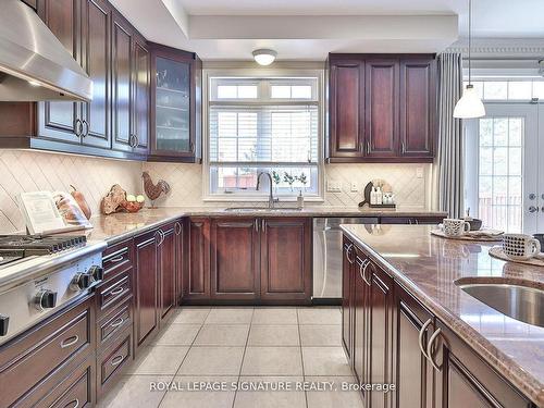 19 Lemsford Dr, Markham, ON - Indoor Photo Showing Kitchen With Upgraded Kitchen