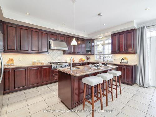 19 Lemsford Dr, Markham, ON - Indoor Photo Showing Kitchen With Upgraded Kitchen
