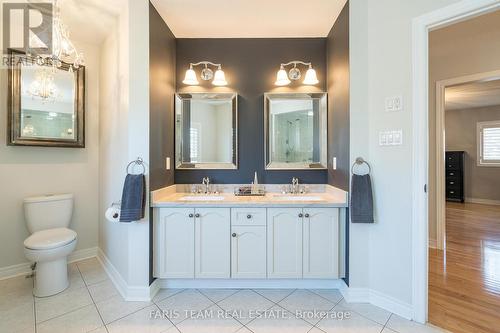 28 Camelot Sq, Barrie, ON - Indoor Photo Showing Bathroom