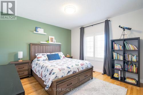 28 Camelot Square, Barrie, ON - Indoor Photo Showing Bedroom