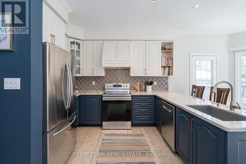 28 Camelot Square, Barrie, ON - Indoor Photo Showing Kitchen