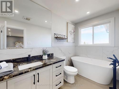 18 Ravenhill Crescent, Markham, ON - Indoor Photo Showing Bathroom