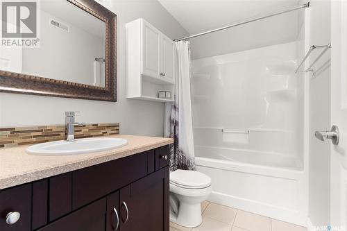 525 Toronto Street, Regina, SK - Indoor Photo Showing Bathroom