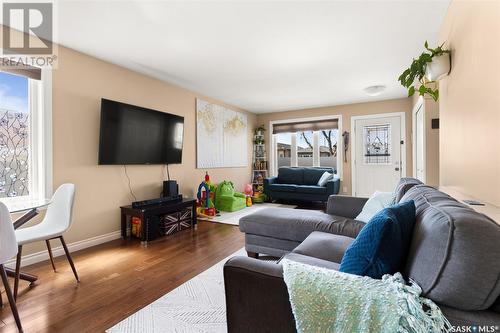 525 Toronto Street, Regina, SK - Indoor Photo Showing Living Room