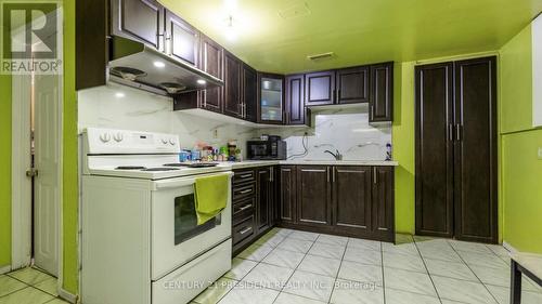 54 Beaconsfield Ave, Brampton, ON - Indoor Photo Showing Kitchen
