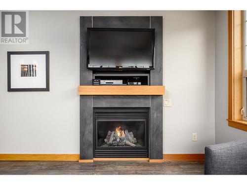 101 Village Centre Court Unit# 332, Vernon, BC - Indoor Photo Showing Living Room With Fireplace