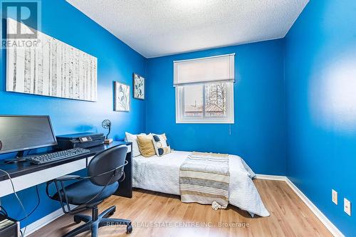 32 - 3025 Cedarglen Gate, Mississauga, ON - Indoor Photo Showing Bedroom