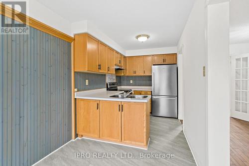 7 - 4 Farnham Drive, Brampton (Northwood Park), ON - Indoor Photo Showing Kitchen With Double Sink