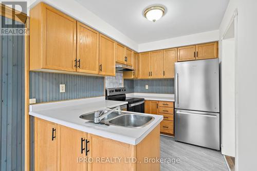 7 - 4 Farnham Drive, Brampton (Northwood Park), ON - Indoor Photo Showing Kitchen With Double Sink