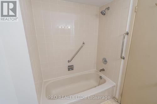 7 - 4 Farnham Drive, Brampton (Northwood Park), ON - Indoor Photo Showing Bathroom