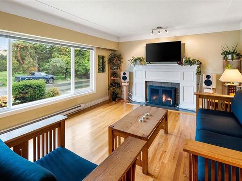 1870 Kings Rd, Saanich, BC - Indoor Photo Showing Living Room With Fireplace