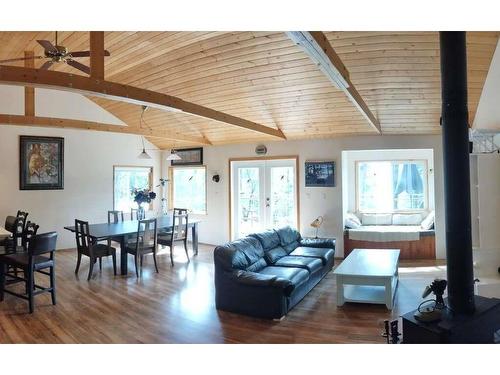 334 Halibut Hill Rd, Mudge Island, BC - Indoor Photo Showing Living Room