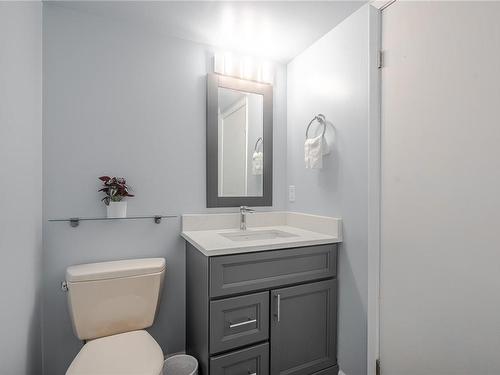 604-1034 Johnson St, Victoria, BC - Indoor Photo Showing Bathroom