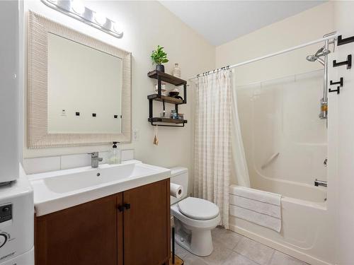 717 Dogwood Rd, Nanaimo, BC - Indoor Photo Showing Bathroom