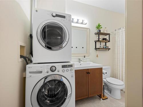 717 Dogwood Rd, Nanaimo, BC - Indoor Photo Showing Laundry Room