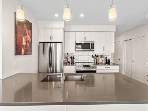 405-119 Haliburton St, Nanaimo, BC - Indoor Photo Showing Kitchen With Upgraded Kitchen
