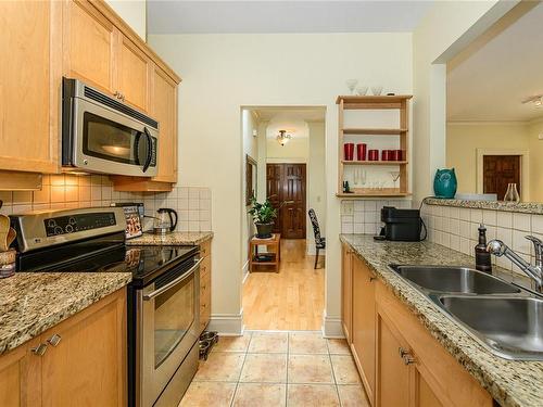 5-107 Atkins Rd, Salt Spring, BC - Indoor Photo Showing Kitchen With Double Sink