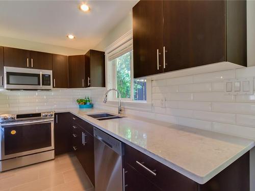 481 Nottingham Dr, Nanaimo, BC - Indoor Photo Showing Kitchen With Double Sink