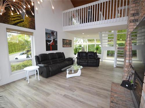 235 King Rd, Nanaimo, BC - Indoor Photo Showing Living Room