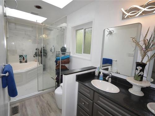 235 King Rd, Nanaimo, BC - Indoor Photo Showing Bathroom