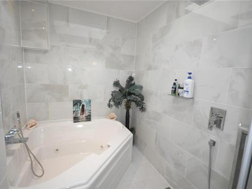 235 King Rd, Nanaimo, BC - Indoor Photo Showing Bathroom