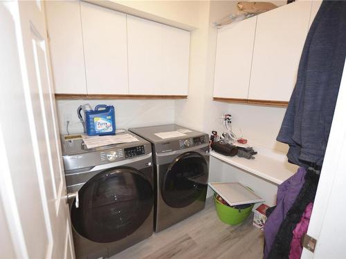 235 King Rd, Nanaimo, BC - Indoor Photo Showing Laundry Room