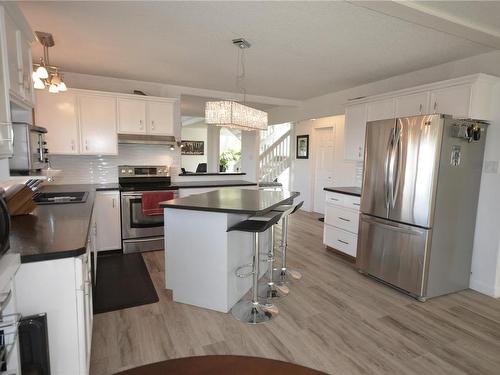 235 King Rd, Nanaimo, BC - Indoor Photo Showing Kitchen With Upgraded Kitchen