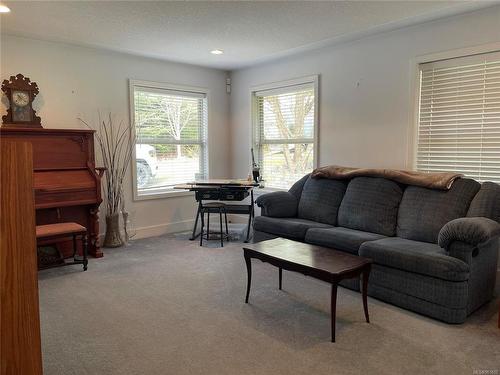 5323 Highland Dr, Port Alberni, BC - Indoor Photo Showing Living Room